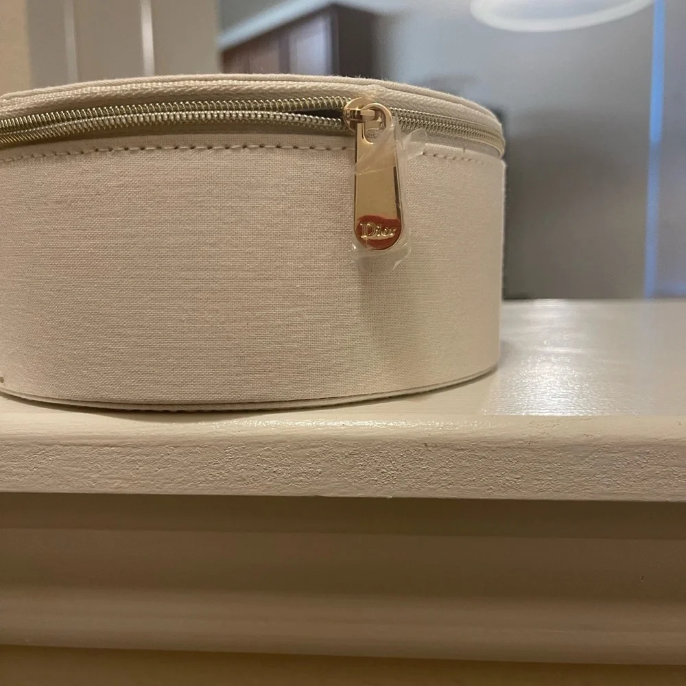 Dior Beauty Travel Case - Picture 6 of 8